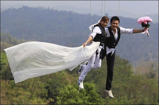 bungee jumping couple