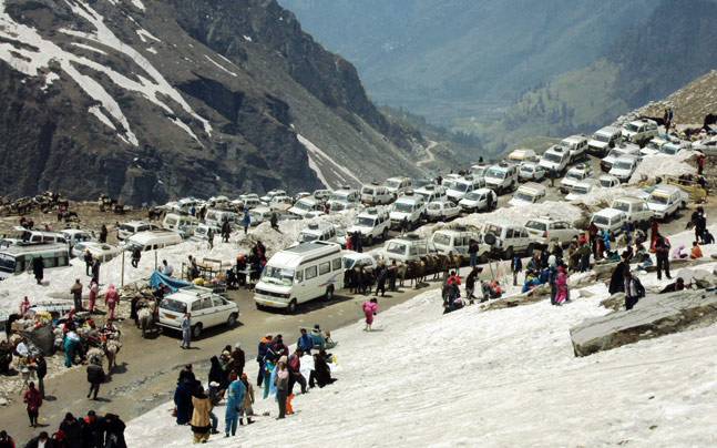 Manali-Rohtang Pass Highway Blocked By A Gigantic Landslide