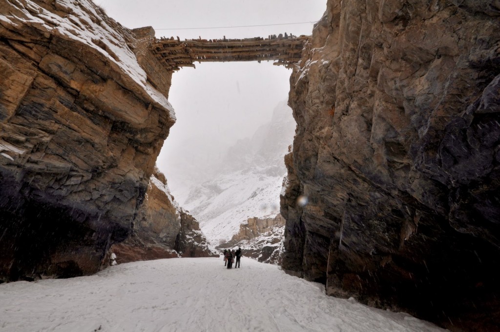 chadar trekking under bridge