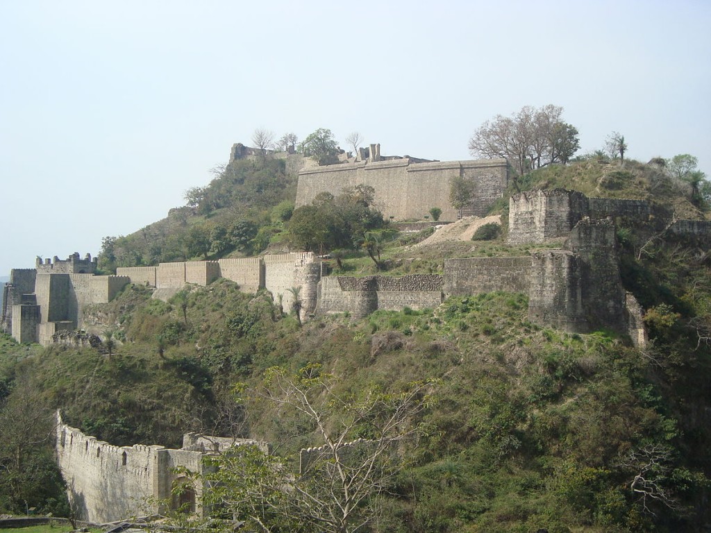 1200px-Kangra_Fort_from_Sansar_Chandra_Museum_02